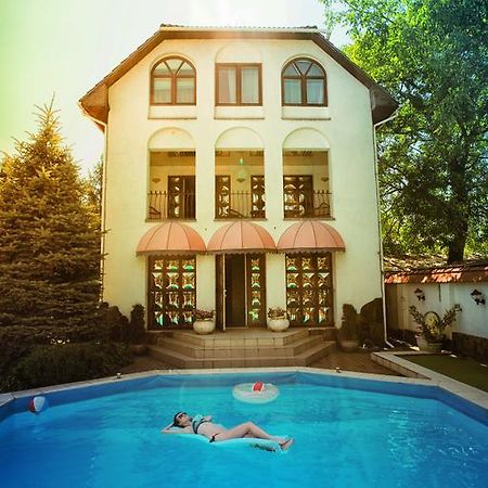 Eduard Hotel Uzhhorod Exterior photo