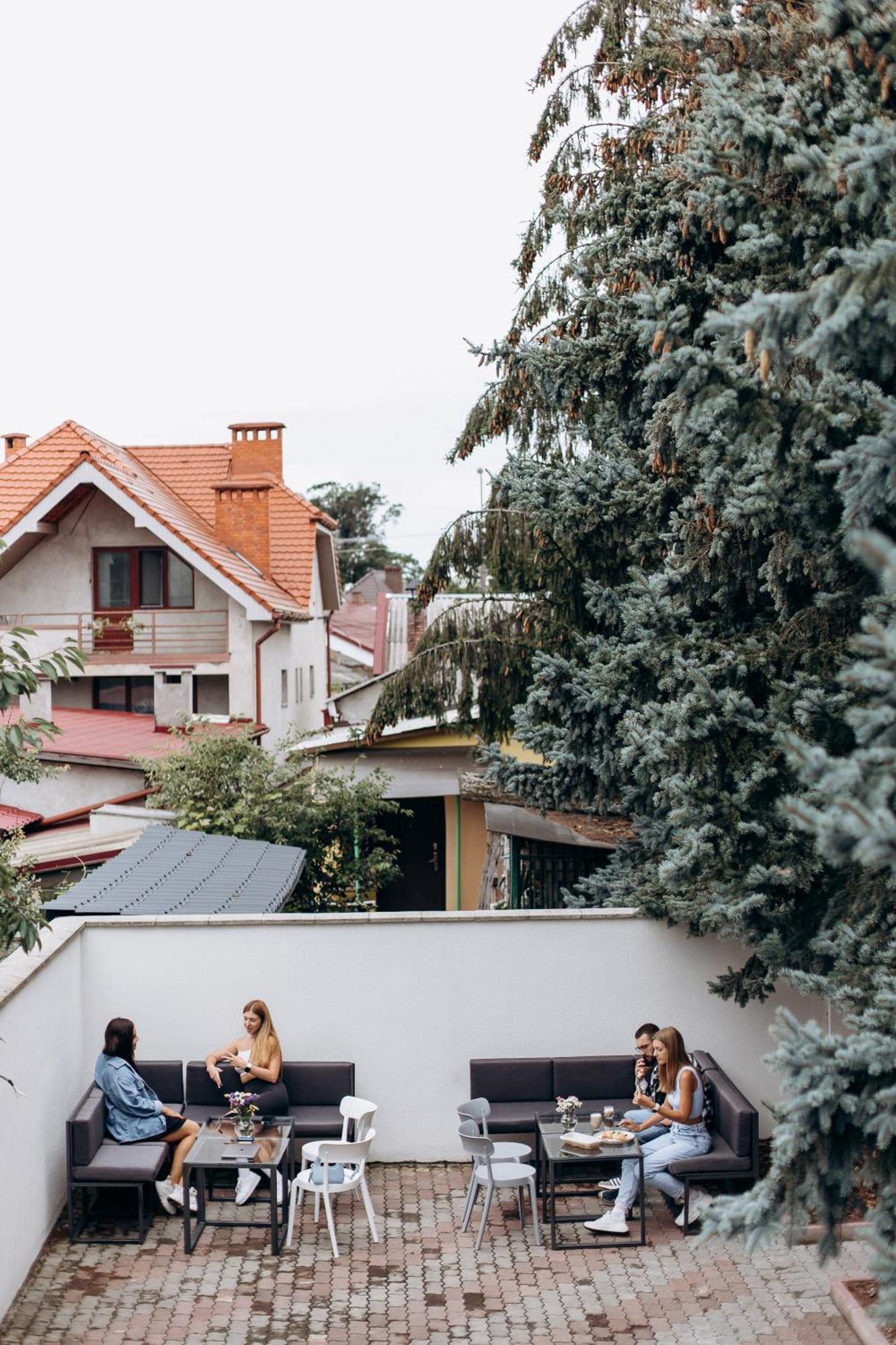 Eduard Hotel Uzhhorod Exterior photo
